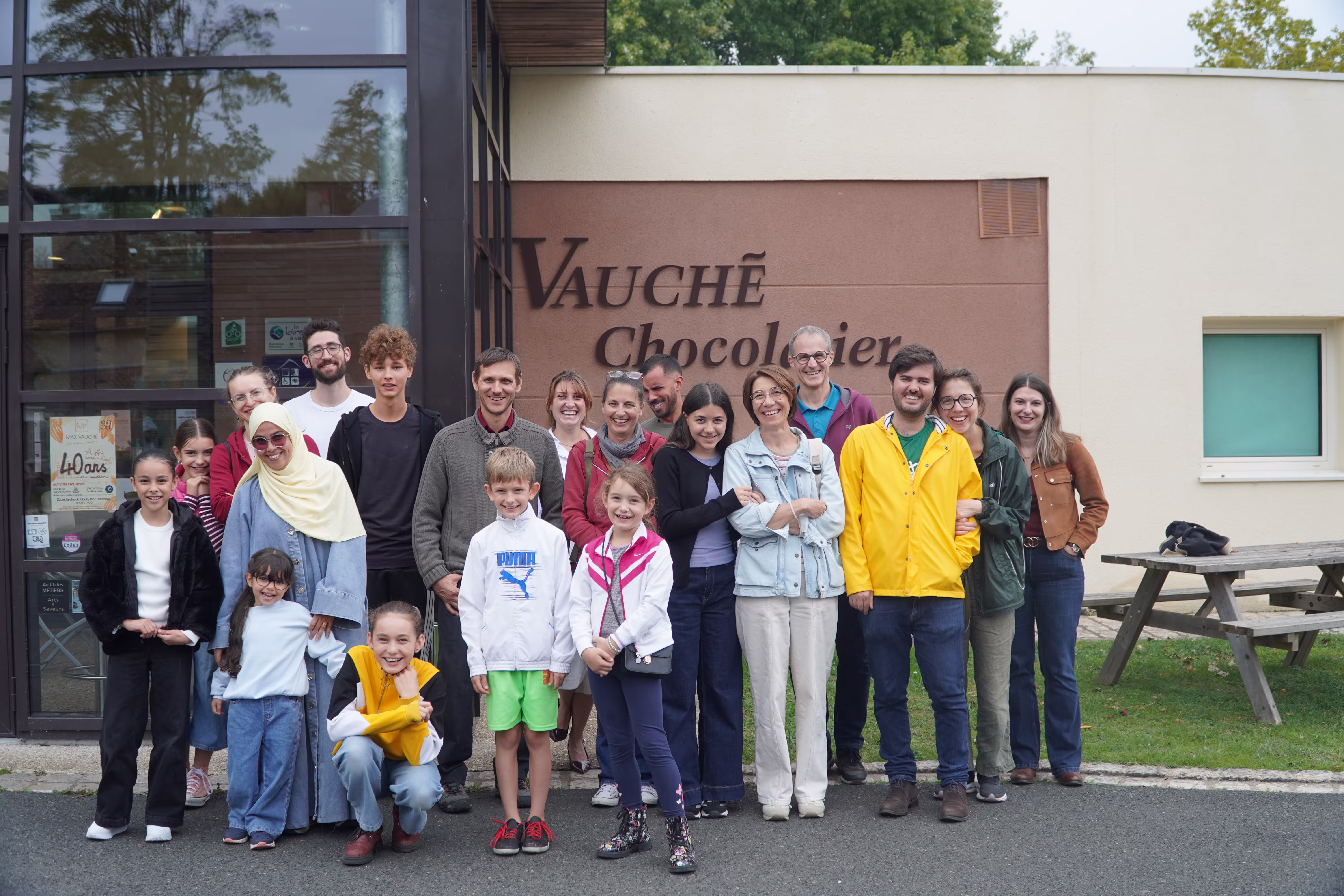 groupe de nouveaux arrivants en Loir-et-Cher devant la boutique de la chocolaterie Max Vauché à Bracieux