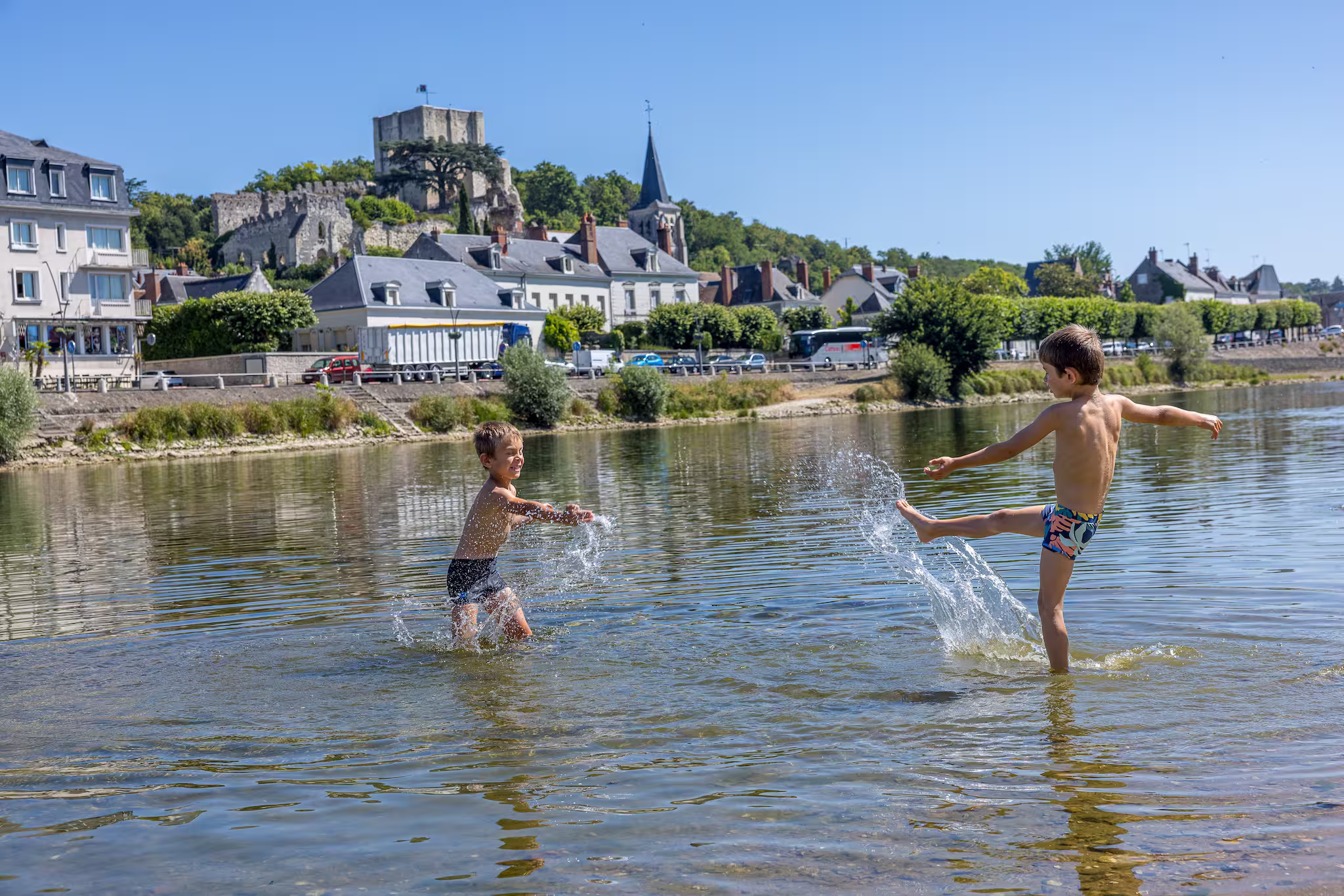 deux enfants qui jouent dans l'eau à la plage de Montrichard-sur-Cher
