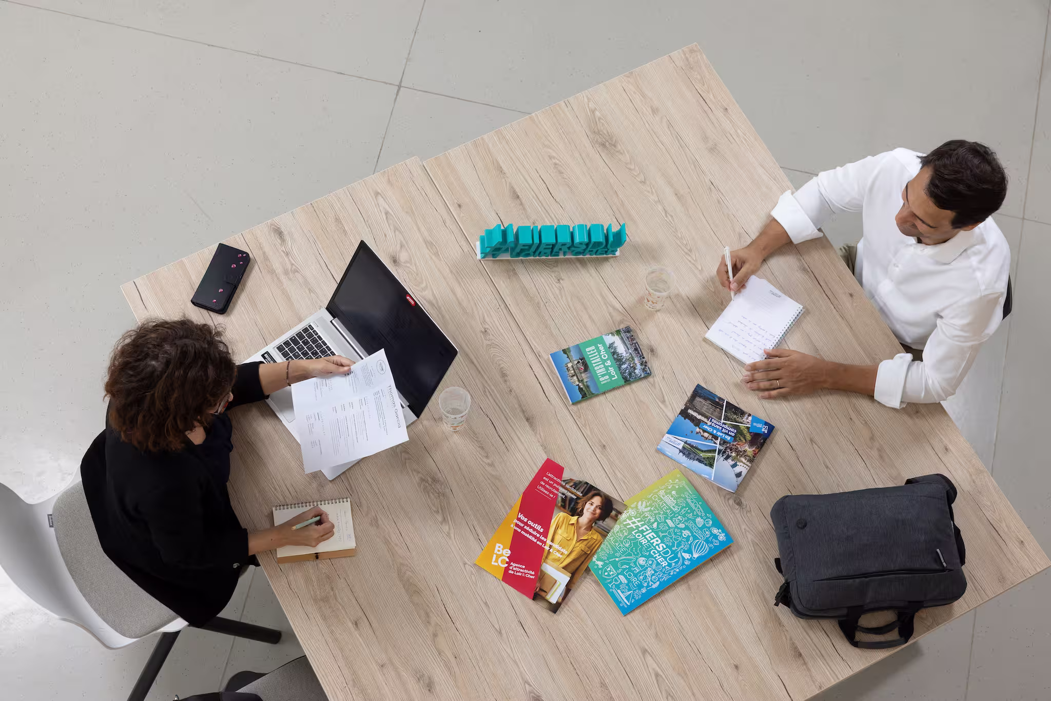 réunion entre deux collaborateurs